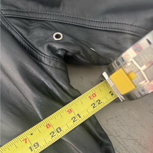 Truly VINTAGE but in excellent condition 🖤barely worn
Zoom in 4 all the details - Picture 3 of 13